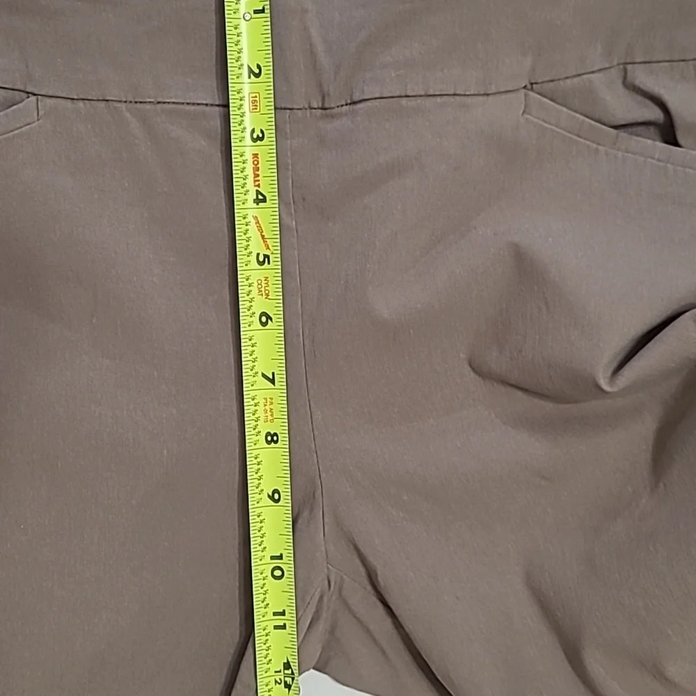 Chico's Light Tan/Taupe Pullon Pants size 1 (Medium)